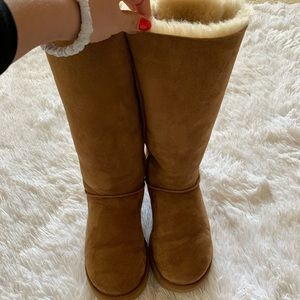 SZ 8 bailey bow tall uggs